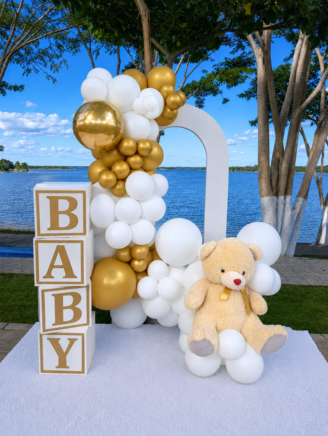 Chá de bebê branco e dourado ao ar livre
