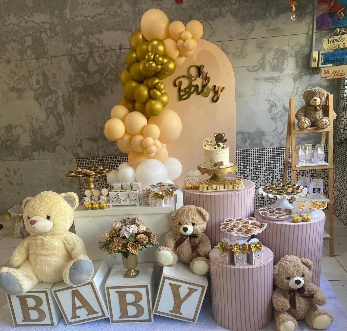 Chá de bebê completo com ursinhos e balões dourados