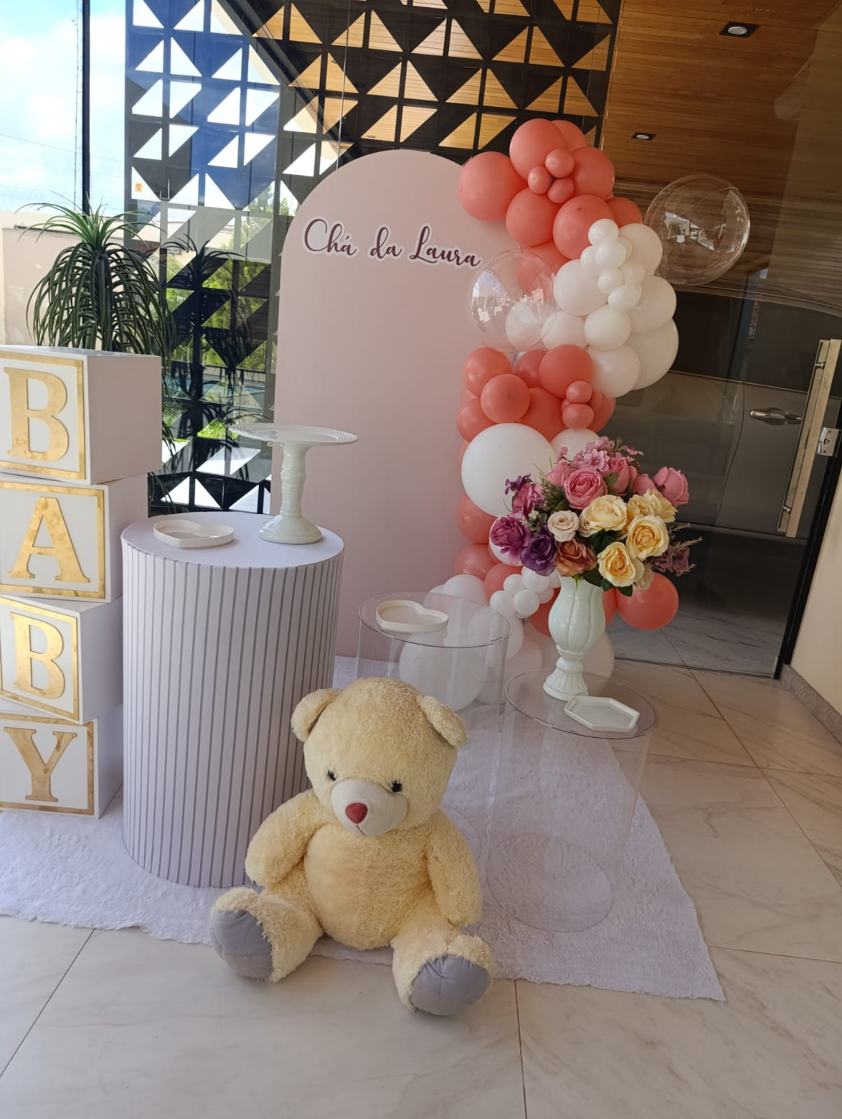 Chá de bebê coral com flores e balões