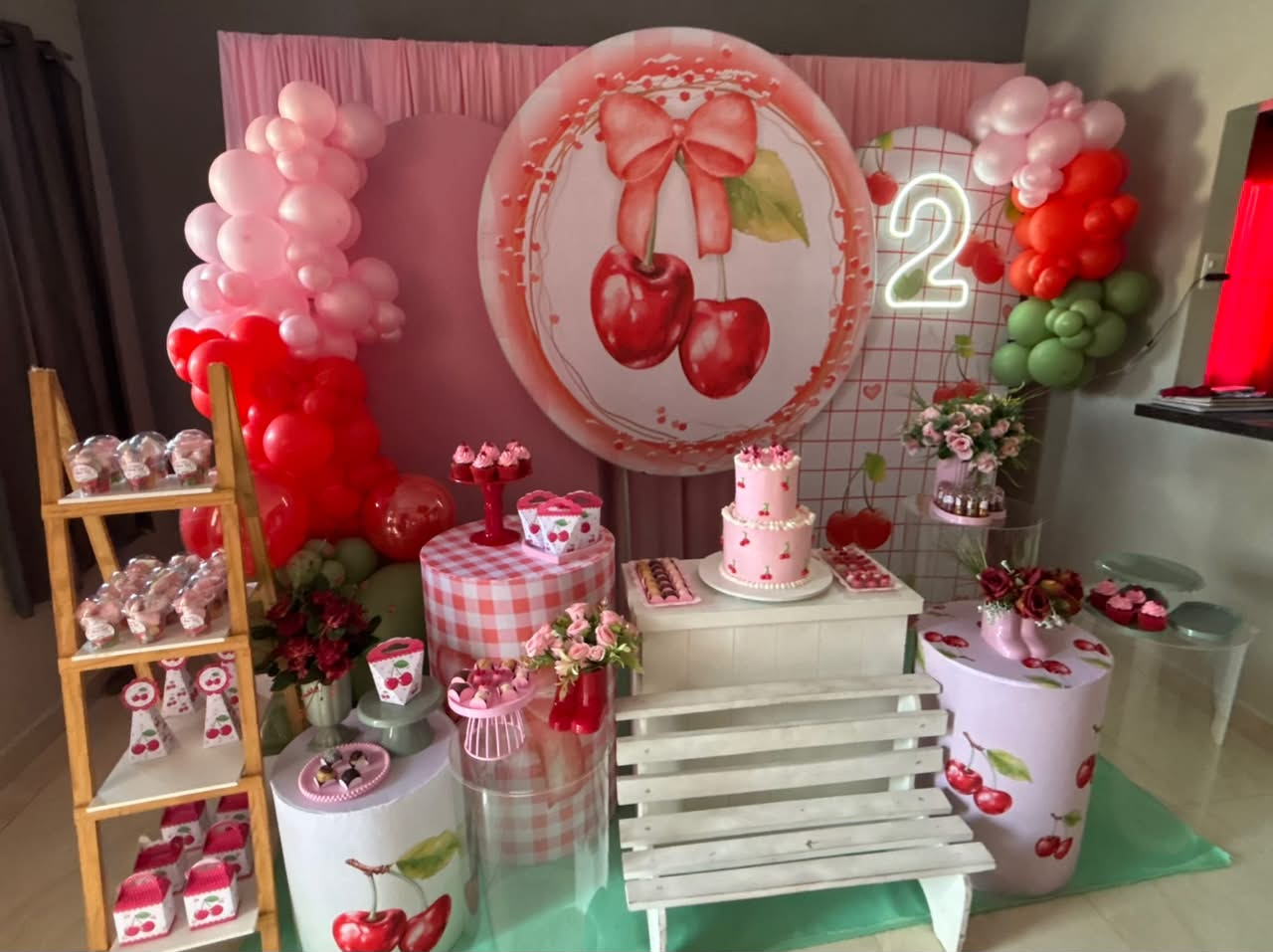 Decoração cerejinha com painel e cilindros