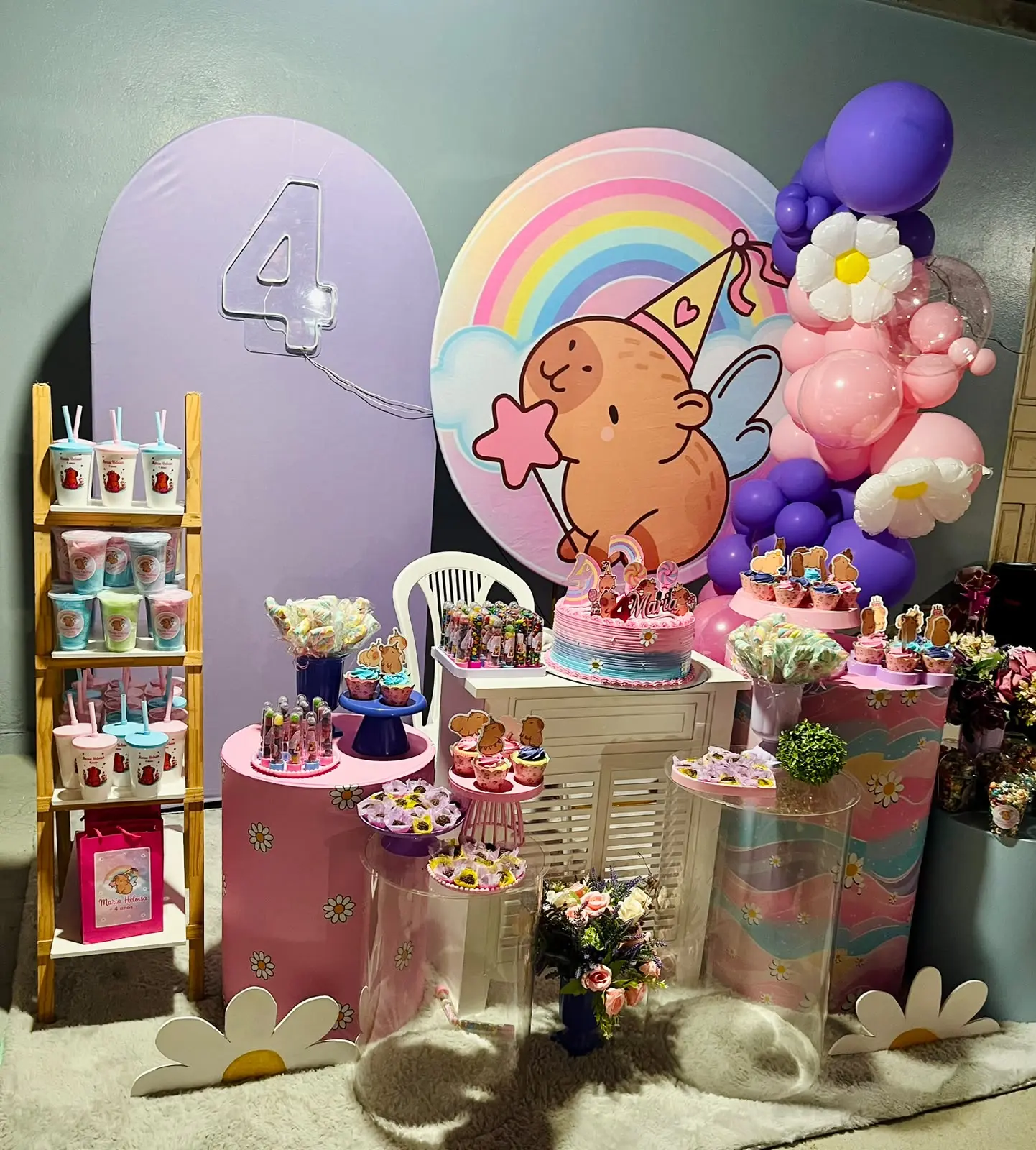 Mesa de doces com painel lilás e balões