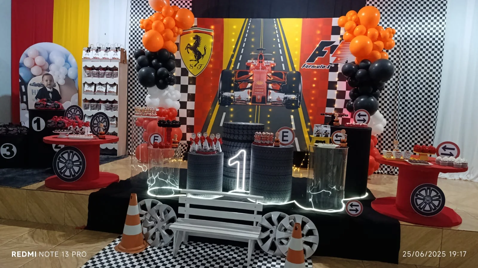 Decoração infantil masculina com tema Fórmula 1 e Ferrari
