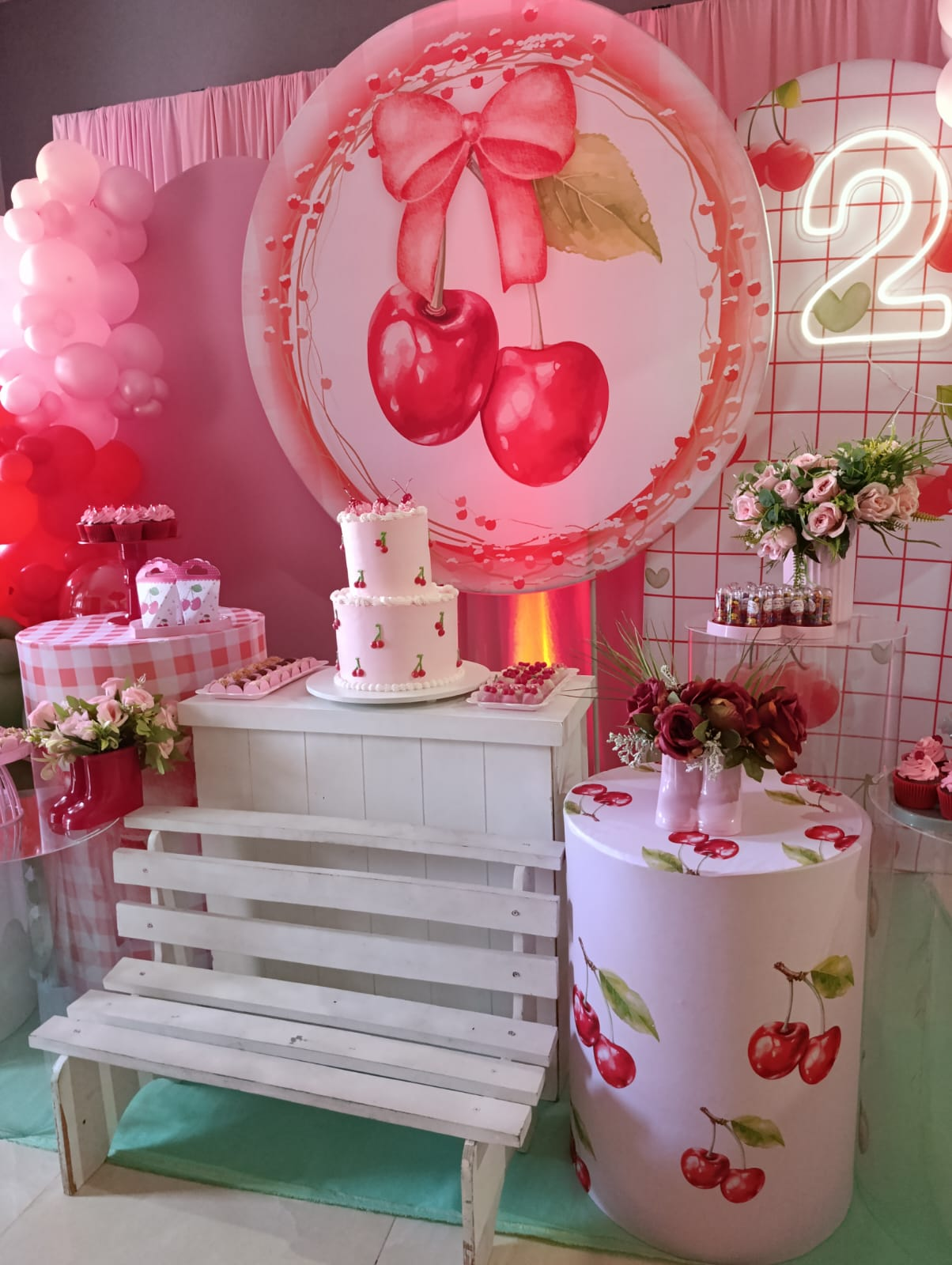 Festa infantil feminina com tema cerejinhas, bolo e flores