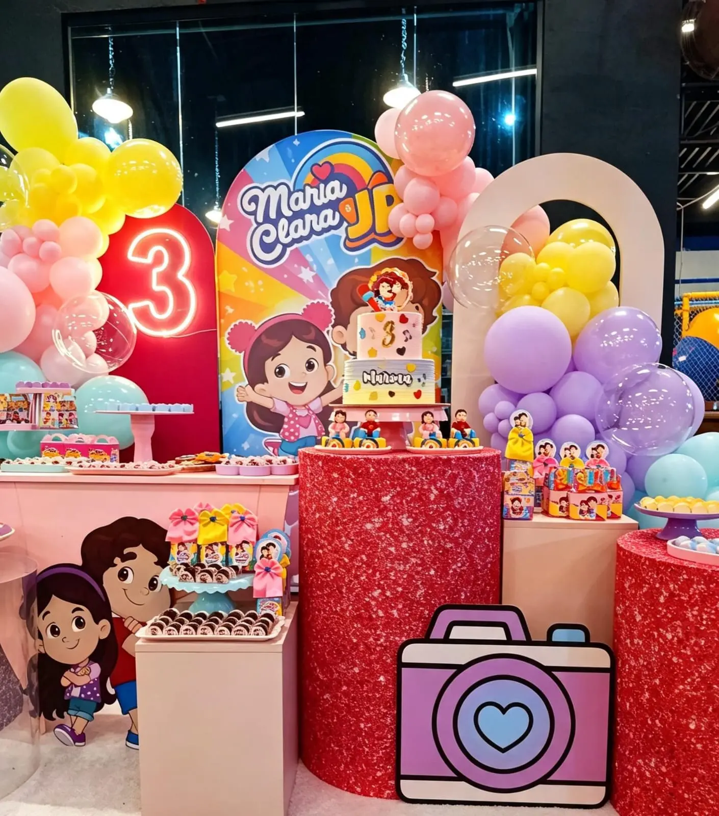 Decoração infantil colorida com arco de balões