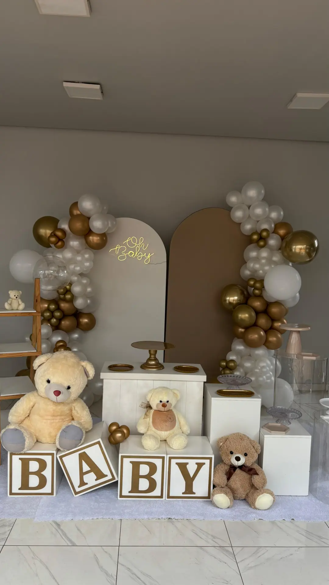 Chá de bebê sofisticado em branco, bege e dourado