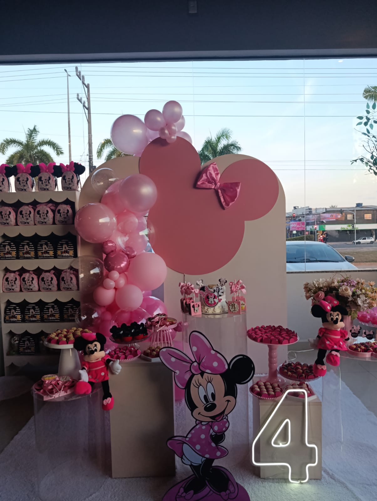 Decoração rosa com painel arredondado e balões