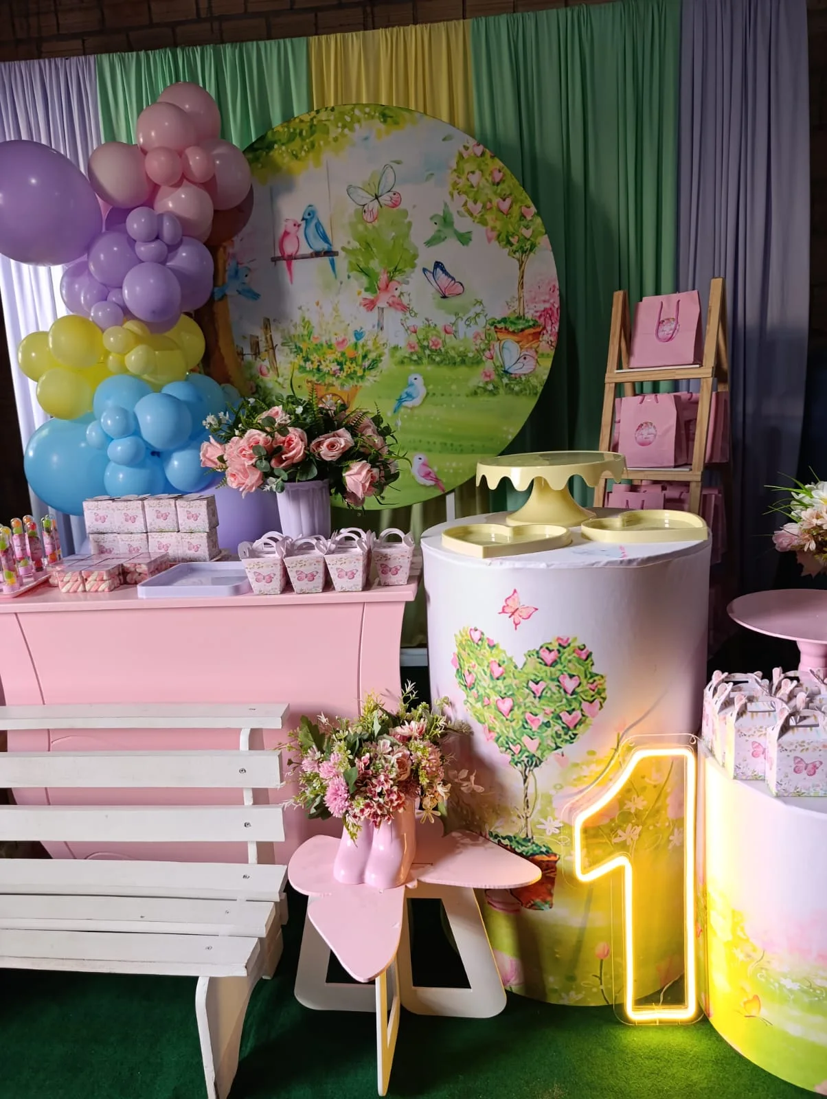 Decoração infantil feminina com jardim encantado, pássaros e borboletas