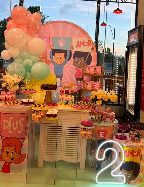 Decoração em tons coral com mesa de doces